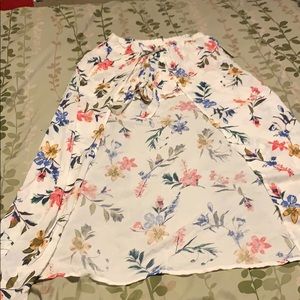 It’s a romper shorts white with flowers